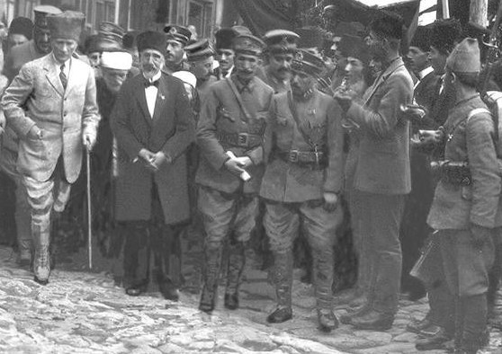 ataturk-sebinkhisar-bw-cr