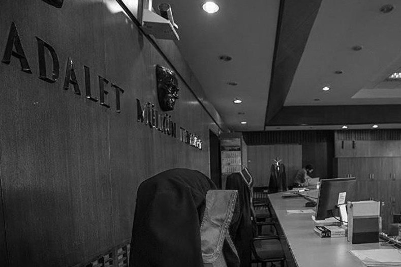 mahkeme-bw-cr