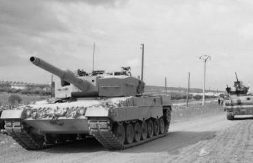 suriye-tanklar-bw-cr